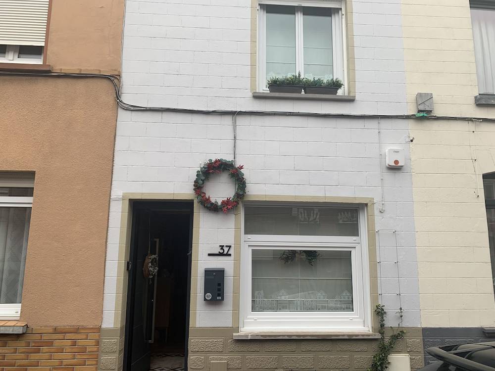 Façade d'immeuble avec câbles télécom enchevêtrés avant intervention