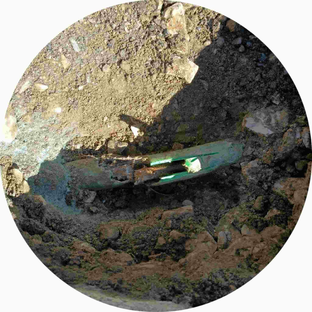 Fourreau télécom cassé et écrasé sous terre cause fréquente de blocage raccordement fibre optique
