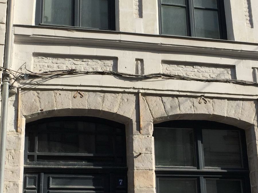 Immeuble haussmannien avec câbles télécom visibles en façade dégradant l'esthétique