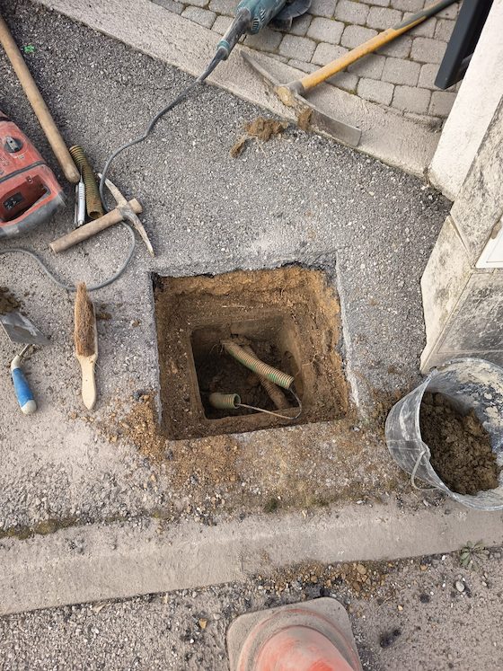 Avant réhausse regard télécom enfoui sous remblai Annecy 74